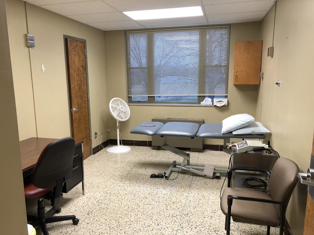 Physical therapy treatment room with adjustable tables